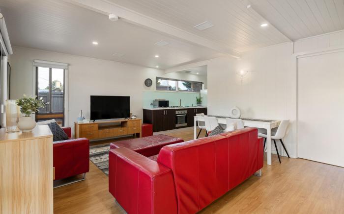 Spacious 4-Bed Home 5-min from the Beach