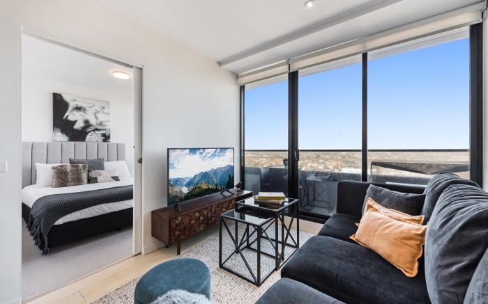 Chic 1-Bed with City Views, Parking, Gym & Pool