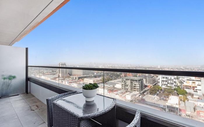 Chic 1-Bed with City Views, Parking, Gym & Pool