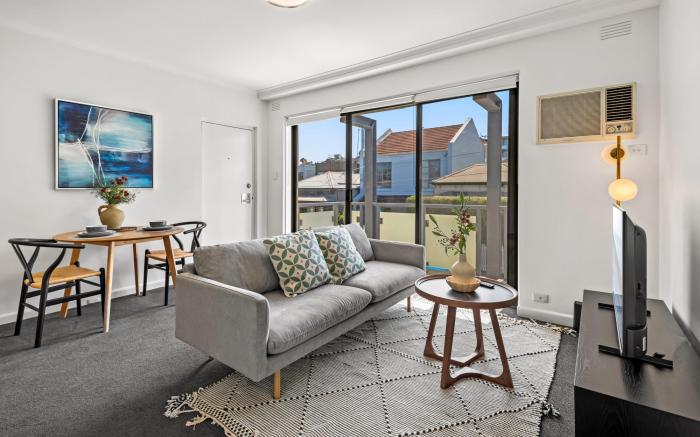 Cosy 1-Bed Balcony Unit in Quiet Street by Shops