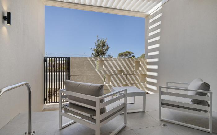 Chic Ground-Floor Studio Near Local Cafés