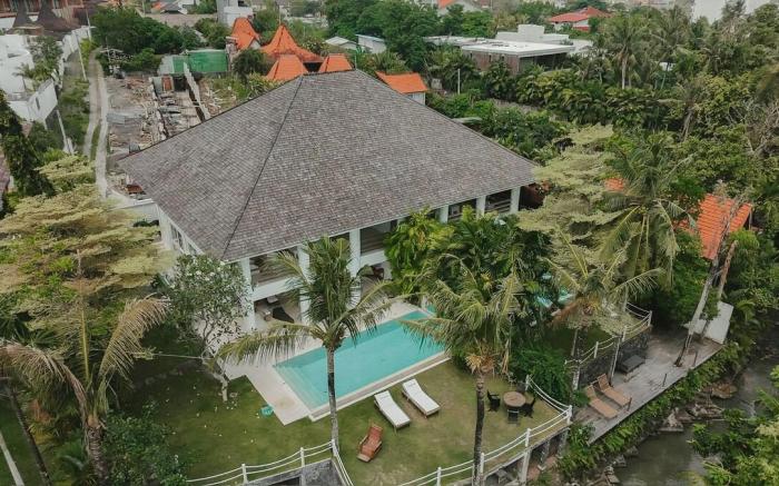 Secluded Stay: Private River Villa, Walk to Beach