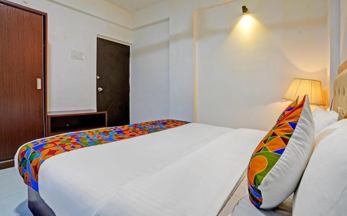 FabHotel Charvi Reemz