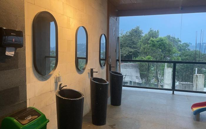 THE SUNSET HILL HOTEL & RESTO