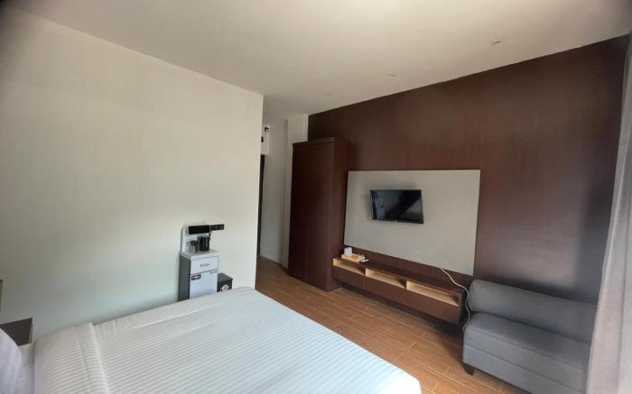 THE SUNSET HILL HOTEL & RESTO