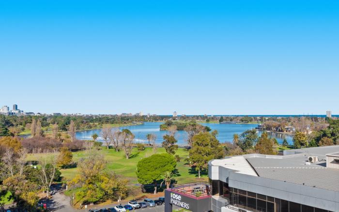 Split-Level 2BR with City-View and Separate Study