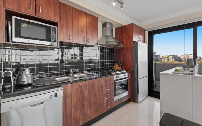 Split-Level 2BR with City-View and Separate Study