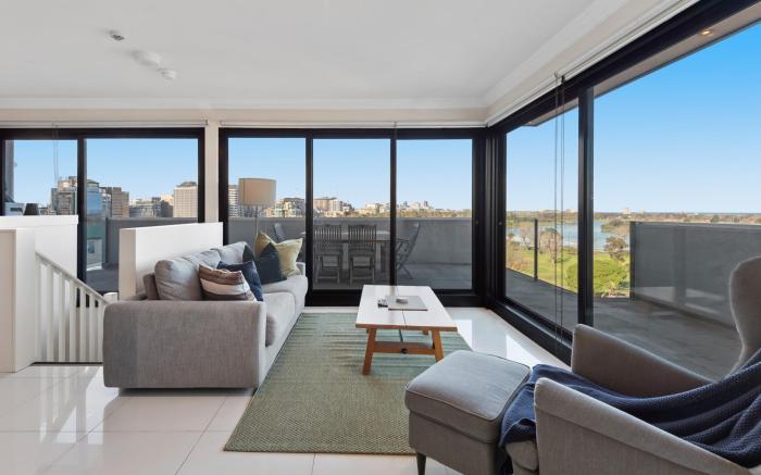 Split-Level 2BR with City-View and Separate Study