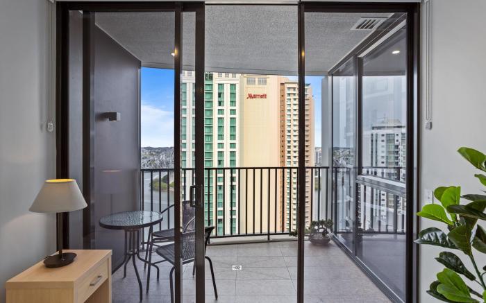 Cosy 1-Bed with River Views, Pool, Gym & BBQ