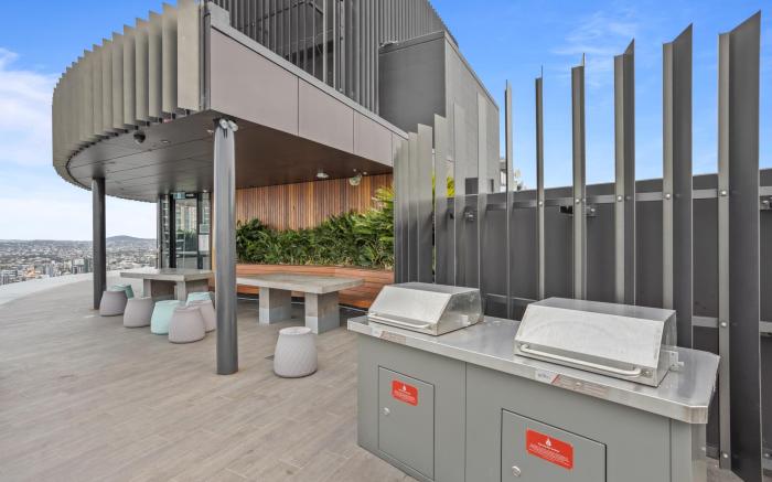 Cosy 1-Bed with River Views, Pool, Gym & BBQ