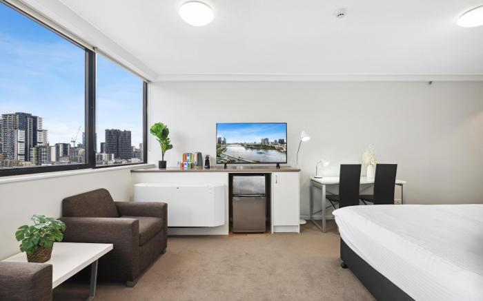Central Brisbane Studio with Stunning River Views
