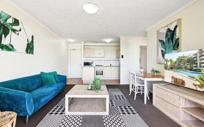 Inner-City 1-Bed with Pool & Spa