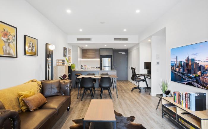 Central Brisbane Stay with Balcony, Pool & BBQ