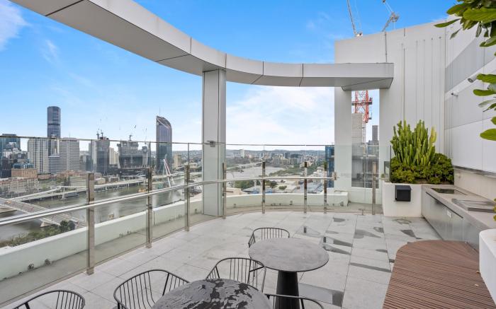 Central Brisbane Stay with Balcony, Pool & BBQ