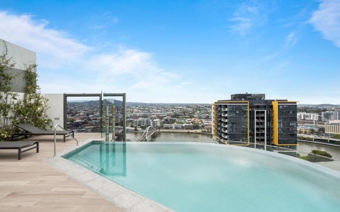 Central Brisbane Stay with Balcony, Pool & BBQ