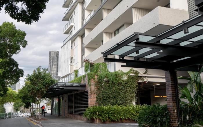 Best Location 2-Bed with Gym, Pool 7-min From CBD