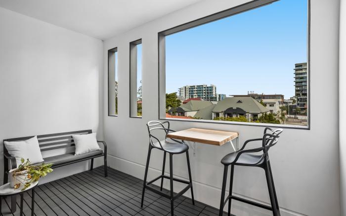 Stellar Location With Parking, Pool & Gym Access