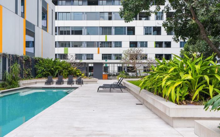 Chic 1 Bed Inner-City Retreat with Pool and Views