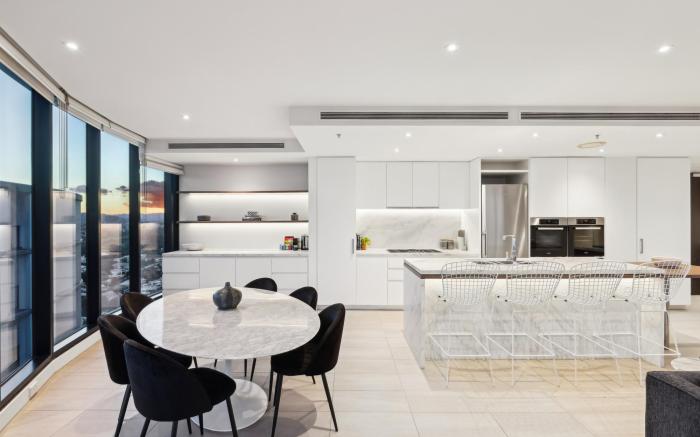 Fortitude Valley 3-Bed, Top Floor + Bridge View