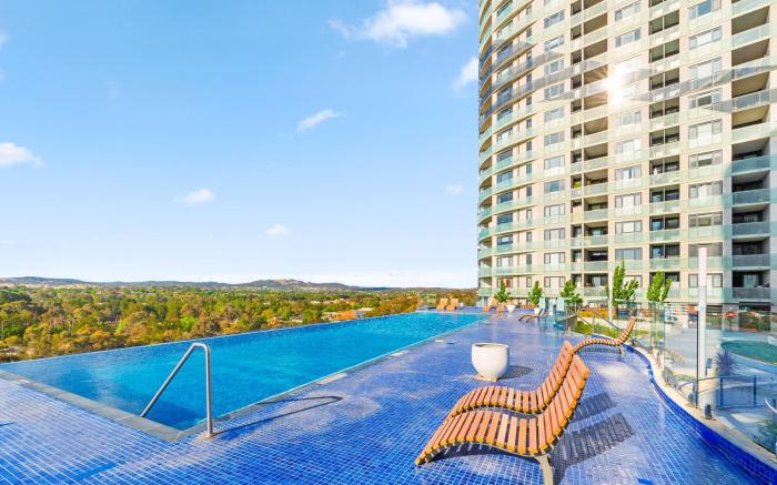 Bright 2-Bed Apartment with Scenic Balcony