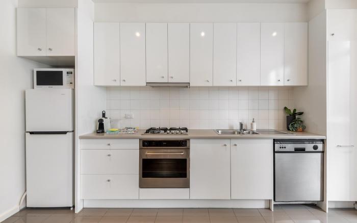 Melbourne CBD 2BR Apt with Pool & Gym Access