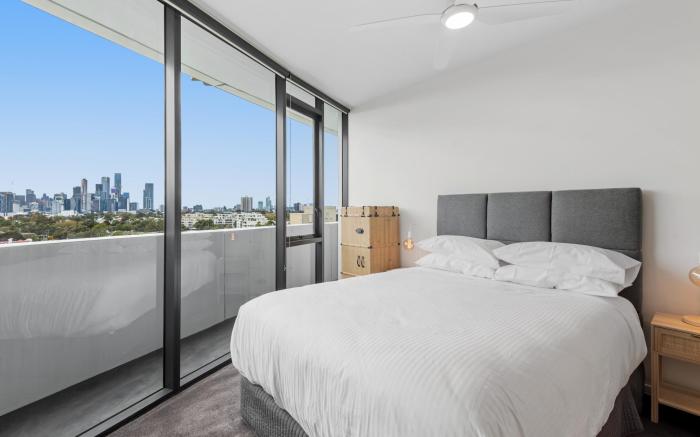 2-Bed, 500m From The Beach with Pool, Gym & Saun