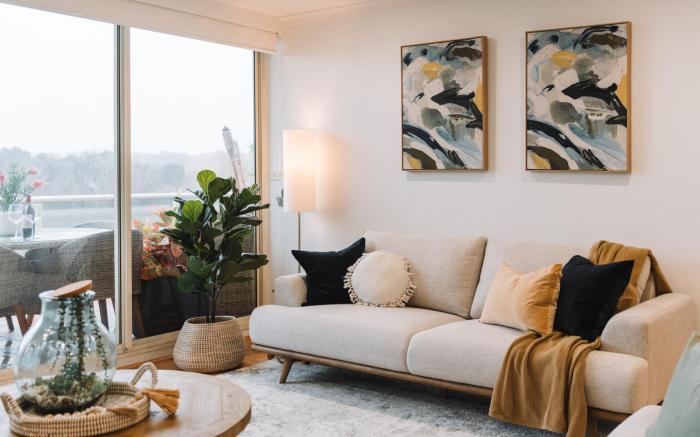 Lakeside 3-Bed Apartment with Jacuzzi