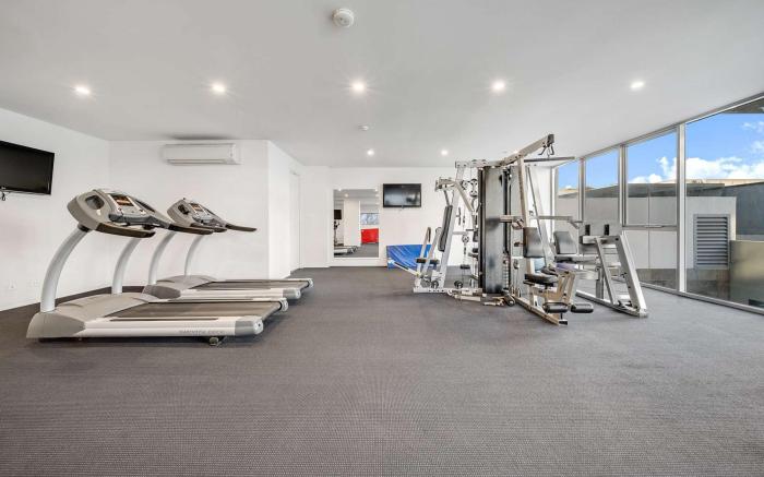 Canberra Lakefront 2-Bed with Pool, Gym & Parking