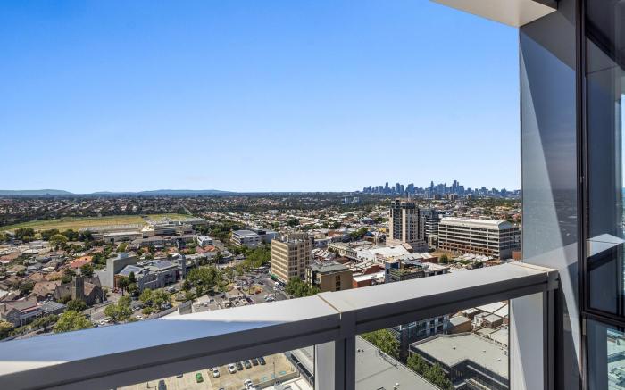 Chic 1-Bed with Parking, Gym, Pool & City Views
