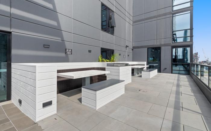 Sophisticated 2-Bed with Bay Views & Amenities