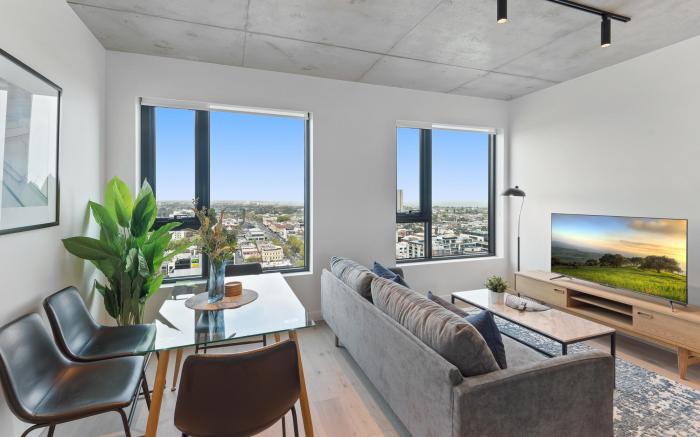 Sophisticated 2-Bed with Bay Views & Amenities