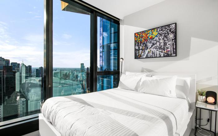 Stylish City Apartment with Expanding City Views