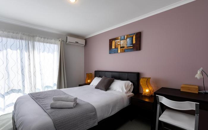 Snug 2-bed Townhouse Near Bustling Shops