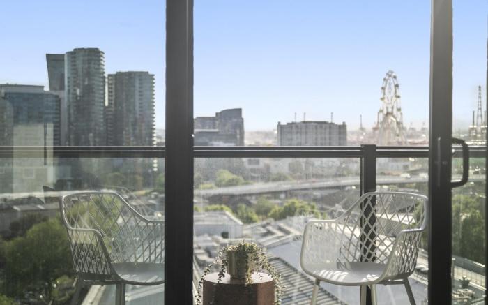 Elegant 2-Bed with Superb Views & Amenities