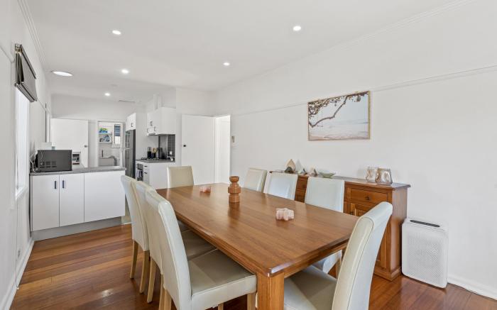 Spacious 3-Bed With Outdoor Dining Near Airport