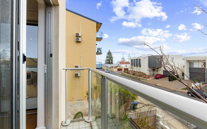 Stylish 2-Bed Home Steps from Henley Beach