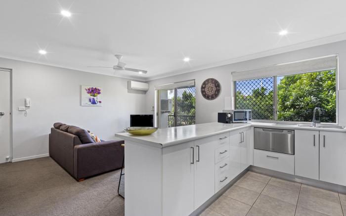 Charming 3-bed Apartment near Local Shops