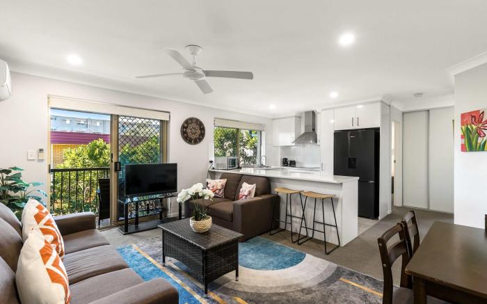 Charming 3-bed Apartment near Local Shops