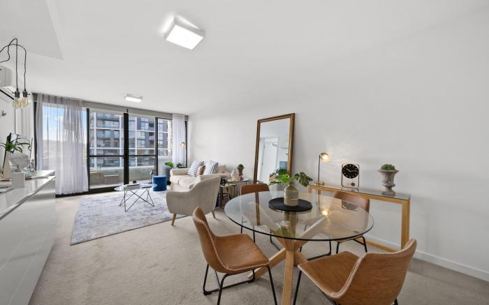 Elegant 2-Bed with Pool, Alfresco Dining & Balco