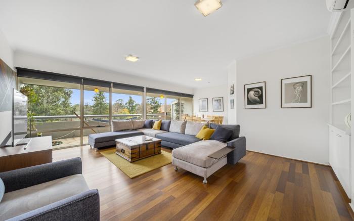 Bright 2-Bed with Private Balcony by Telopea Park