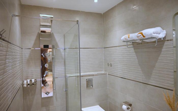 Pyramids wonders hotel 