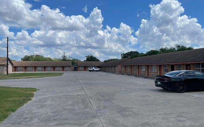 Lakeside inn & suites by OYO Mathis I 37