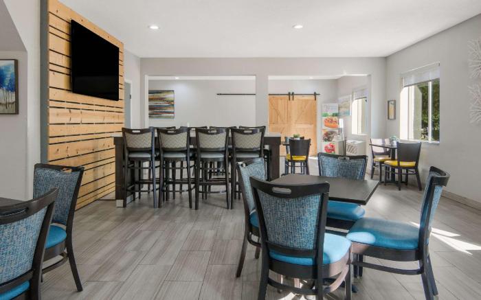 Quality Inn & Suites Roanoke - Fort Worth North