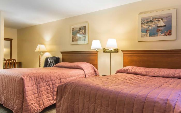Econo Lodge  Inn & Suites