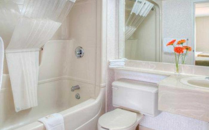 Quality Hotel & Suites Montreal East
