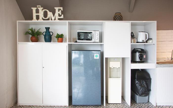 Villa Memory - Modern white open kitchen