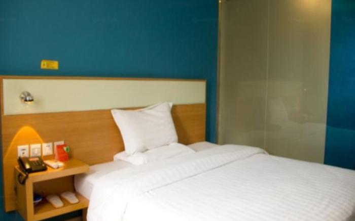 7 Days Inn Shenzhen Huaqiang Science Museum Metro Station