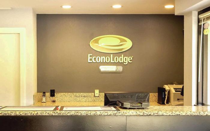 Econo Lodge North