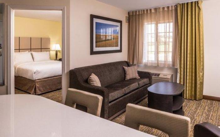 Candlewood Suites Topeka Hotel By IHG