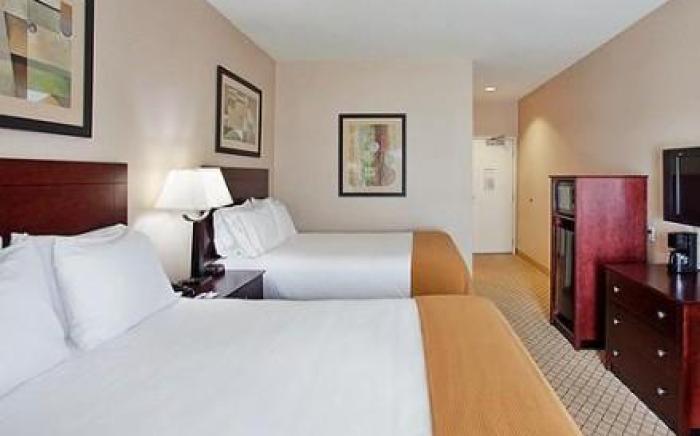 Holiday Inn Express and Suites Wichita Airport By IHG